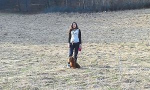 Es macht Spaß und ist besser, als daheim zu sitzen: Jennifer Brack geht nach der Schule gerne mit ihrem Hund spazieren.  Foto: Privat Foto: Schwarzwälder-Bote