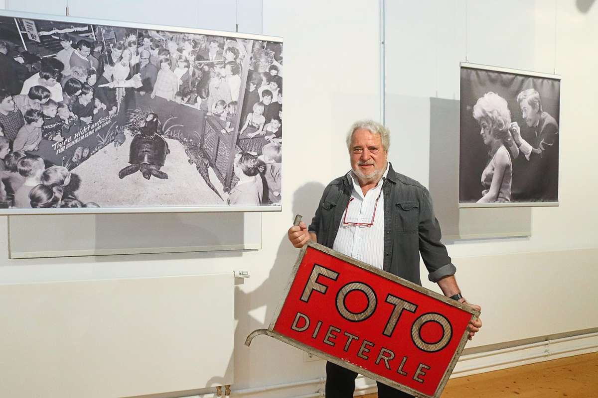 50 Schwarz-Weiß-Bilder von Rolf Dieterle (Foto) und seinem Vater Eugen sind bis zum 15. November zu sehen – unter anderem von einer exotischen Tierschau in der damaligen Kaufstätte und von  Friseurmeister Kurt Bliss.