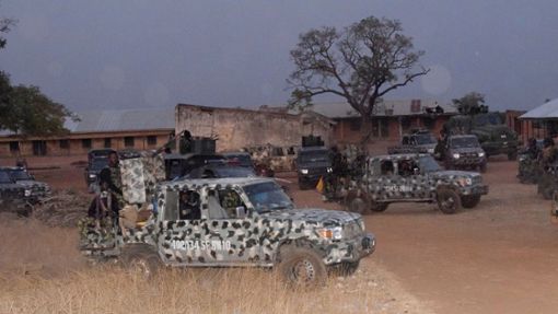 Fahrzeuge der nigerianischen Armee am Entführungsort. Foto: dpa/Uncredited