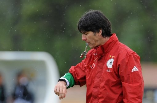 Bundestrainer Joachim Löw trägt rot, während er seine Spieler für die Fußball-EM fit macht. Rot ist allerdings die Trikotfarbe anderer Nationalmannschaften – und die beherrschende Farbe. Klicken Sie sich durch unsere Bildergalerie. Foto: dpa
