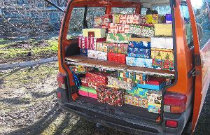Die fleißigen Helfer freuen sich über die große Anzahl an  Geschenken, die sie in Rumänien und Ungarn verteilen können. Foto: Schwarzwälder-Bote