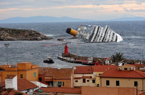 Am 13. Januar 2012 ist das Kreuzfahrtschiff „Costa Concordia“ vor der italienischen Insel Giglio  auf einen Felsen gefahren und leckgeschlagen. Foto: dpa/Luca Zennaro