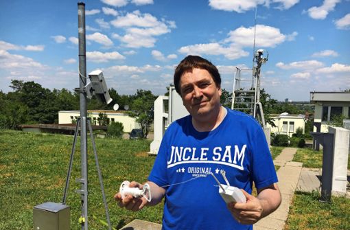 Marc Joussen präsentiert einen Sender, der in Verbindung mit dem Wetterballon bis weit in die Stratosphäre steigen wird. Foto: Lothar Schwark