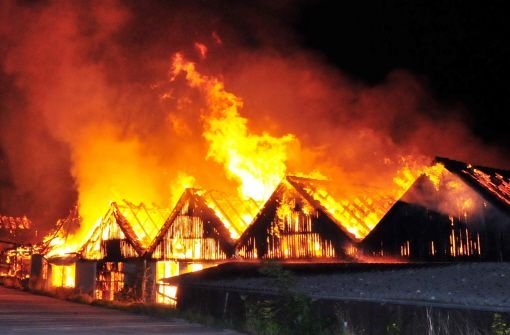 Ein Sägewerk in Ofterdingen ist in der Nacht zum Freitag vollständig abgebrannt. Foto: dpa
