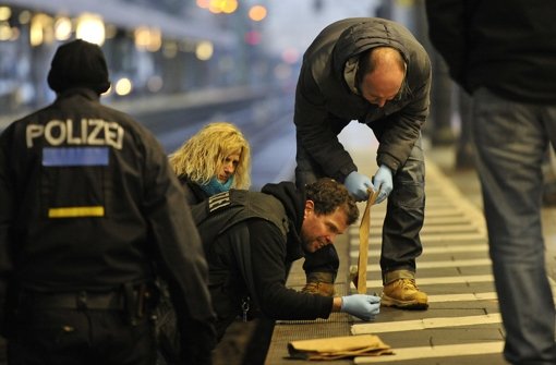 Polizisten sichern am Montag im Bahnhof in Bonn Spuren. Zuvor war eine verdächtige Tasche gezielt gesprengt worden. Foto: dpa