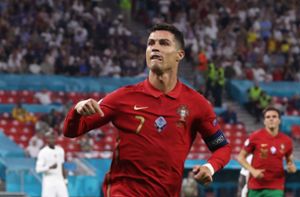 Cristiano Ronaldo und Portugal sind als Dritter  für das Achtelfinale qualifiziert. Foto: AFP/BERNADETT SZABO