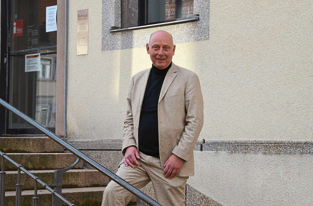 Erwin Feucht auf den Stufen des Balinger Rathauses. Foto: Reich
