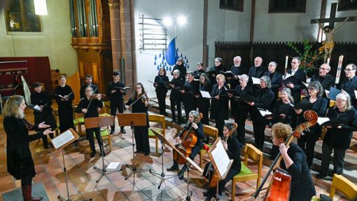 Chor, Sänger und barockes Ensemble spielten in der Stiftskirche unter der Leitung der neuen Kantorin Carmen Jauch. Foto: Baublies
