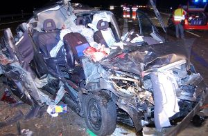 Ein Autowrack auf der A 5. Neun Fahrzeuge waren insgesamt an dem Unfall beteiligt.  Foto: dpa