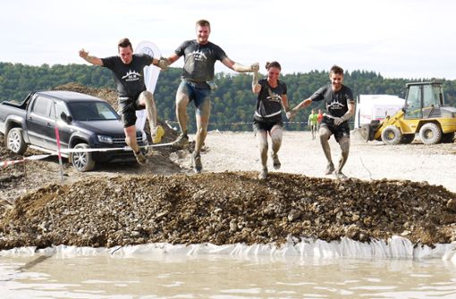 Hinein ins Vergnügen: Der dritte „Muddy Älbler“ wird wieder ein nasser und schlammiger Spaß für die Läufer. Foto: Karina Eyrich