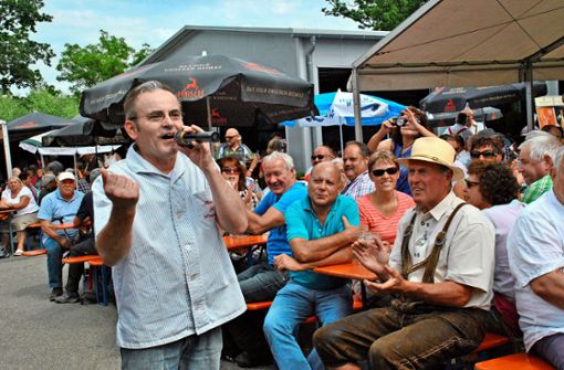 So kennt man ihn: der singende Wasenwirt Heinz Koch inmitten seiner Fans beim Wasenfest. Foto: Visel