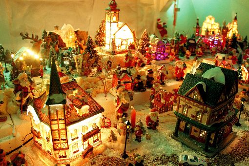 Hunderte Weihnachtsmannfiguren und Miniaturhäuser hat Marian Oswald über die Jahre gesammelt. Foto: Schwarzwälder-Bote