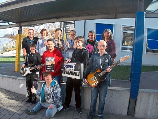 Die Wacker Stones freuen sich auf das bevorstehende Konzert in Neudingen. Mit dabei sind die Lehrer Michaela Bouillon und Christian Föhrenbach.  Foto: Wieland Foto: Schwarzwälder Bote