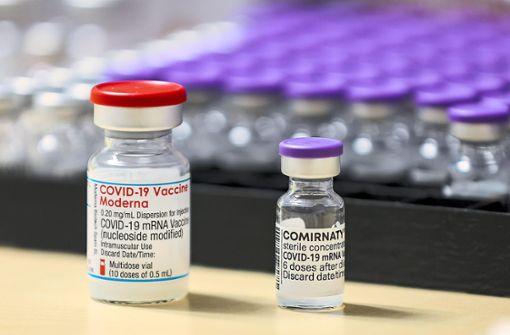 Impfstoff von Moderna und Biontech steht in einem Impfzentrum. Nach einem anfänglichen Ansturm sind die Impfstoffe gegen das Coronavirus teils zum Ladenhüter geworden. Jetzt müssen sie teilweise entsorgt werden. Foto: Woitas