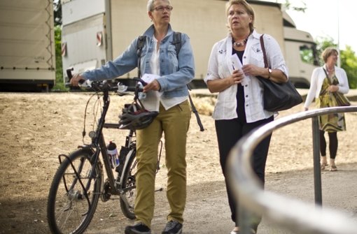Birgitt Bender (links) in Zuffenhausen mit Mitgliedern der Schutzgemeinschaft Krailenshalde. Immer mit dabei: ihr Fahrrad. Foto: Max Kovalenko