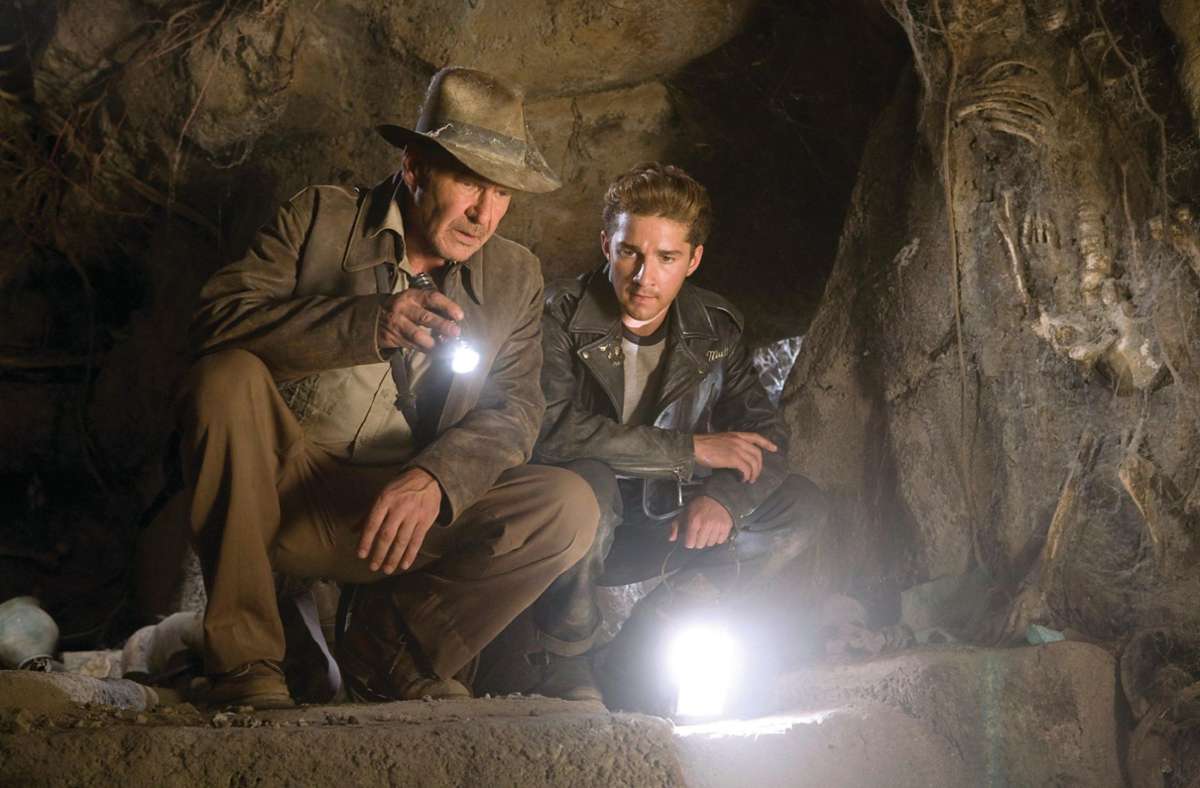 Indiana Jones (links, Harrison Ford) und sein Sohn Mutt Williams (Shia LaBeouf) in einer Szene aus „Indiana Jones und das Königreich des Kristallschädels“. Foto: dpa/A3322 Universal/David James