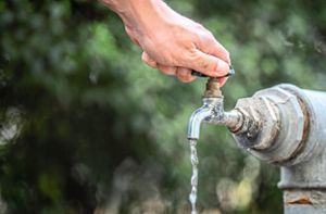 Wie lange sprudelt die Quelle noch? Diese Frage stellen sich in diesen Tagen Eigenwasserversorger im Gebiet der Aquavilla. (Symbolfoto) Foto: © Pratiwi –  stock.adobe.com