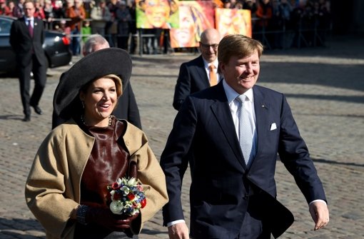 Königin Maxima und König Willem-Alexander der Niederlande kommen am Donnerstag in Lübeck (Schleswig-Holstein) auf dem Rathausmarkt an. Foto: dpa