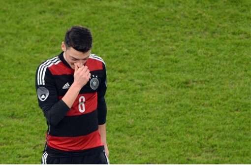 Mesut Özil ist angeschlagen und hat das DFB-Quartier verlassen, um sich in München untersuchen zu lassen. Foto: dpa