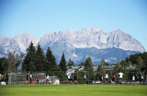 Mit Blick auf die Kitzbühler Alpen arbeitet der VfB am Feinschliff für die neue Saison. Foto: Baumann/Alexander Keppler