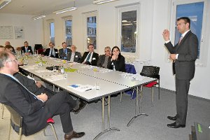 Daniel Caspary (rechts) zeigte sich während einer Veranstaltung des Wirtschaftsrats der CDU in Baden-Württemberg, Sektion Calw-Freundenstadt, beeindruckt von der Firma Seuffer  Foto: Kunert Foto: Schwarzwälder-Bote