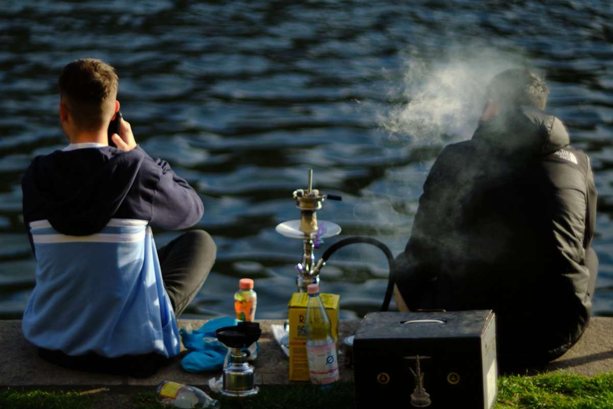 Gerade im Corona-Sommer wird es häufig beobachtet: Jugendliche treffen sich, um Shisha zu rauchen.
