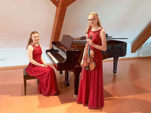 Das Duo Johanna Wolber (rechts, Violine) und Sarah Wöhrle (Piano) kommt in den Bundeswettbewerb. Foto: Kiolbassa