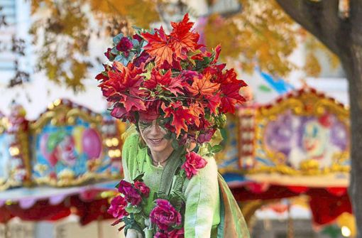 Im Rahmen der Reihe Herbstzeit in Lahr trat eine Stelzenläuferin auf dem Wochenmarkt auf. Quelle: Unbekannt