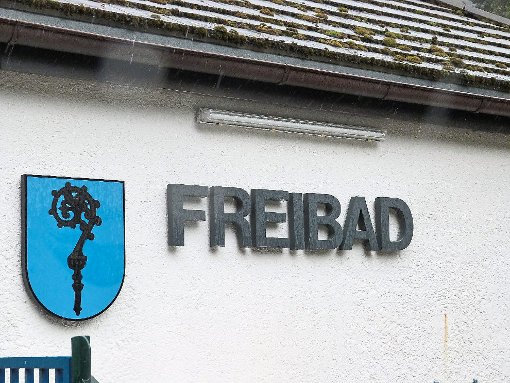 Vertrag mit dem bisherigen Pächter läuft Ende des Jahres aus: Im Alpirsbacher Freibad steht ein Betreiberwechsel an.   Foto: Wiegert