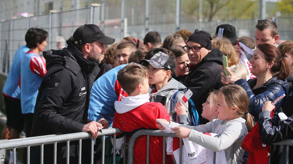 Begehrtes Foto: VfB-Trainer Sebastian Hoeneß nahm sich nach dem Training für die Fans Zeit.