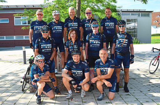 Im einheitlichen Blau des Radsportvereins Mönchweiler – elf Männer und eine Frau nehmen die Strecke nach Nizza unter die Räder. Foto: Hettich-Marull