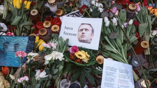 Vor der russischen Botschaft in Berlin haben Menschen Blumen im Gedenken an Nawalny abgelegt. Foto: IMAGO/Christoph Worsch