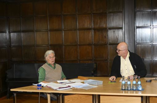 Eine Holzauktion fand am Donnerstagabend mit Forstrevierleiterin Edda Röntgen und Bürgermeister Heiko Stieringer im Sitzungssaal des Höfener Rathauses statt. Foto: Heinz Ziegelbauer