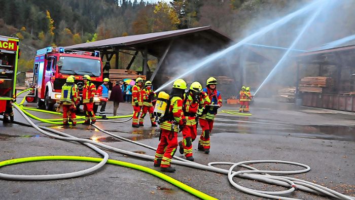 Feuerwehr Schiltach hat große Übung am Deisenhof