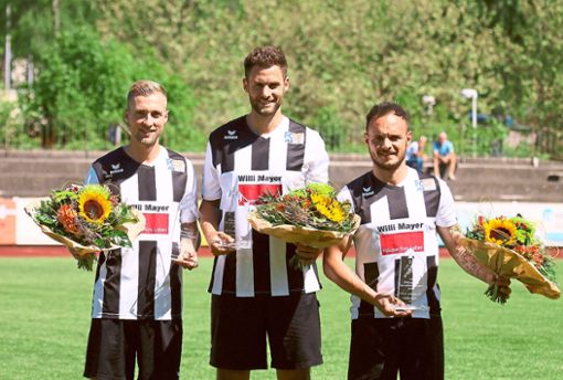 Mit Philipp Rumpel, Marc Bitzer und Pietro Fiorenza wurden vor der Partie drei verdiente Spieler verabschiedet, die den FC 07 Albstadt verlassen. Foto: Kara