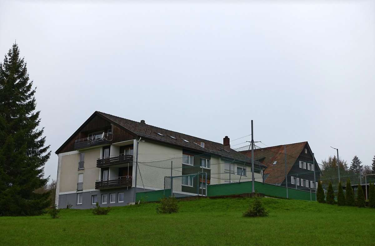 Das Hotel Hirsch ist mittlerweile eine Flüchtlingsunterkunft und macht seit Wochen Schlagzeilen. Foto: Beyer