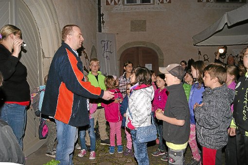 Cajetan Schaub schlägt die Kinder zu Rittern. Foto: Vögele Foto: Schwarzwälder-Bote