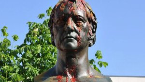Hegel-Denkmal mit Currywurst beschmiert 