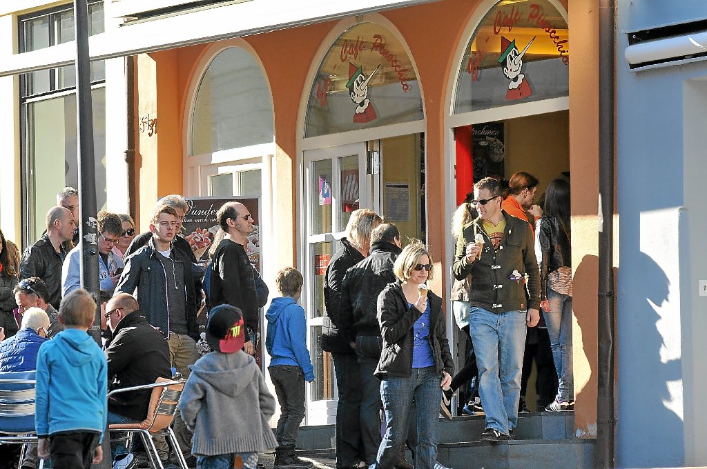 Wartezeiten von bis zu einer halben Stunde nehmen die Menschen für eine Portion Eis am Sonntagnachmittag gerne in Kauf. Fotos: Schnekenburger