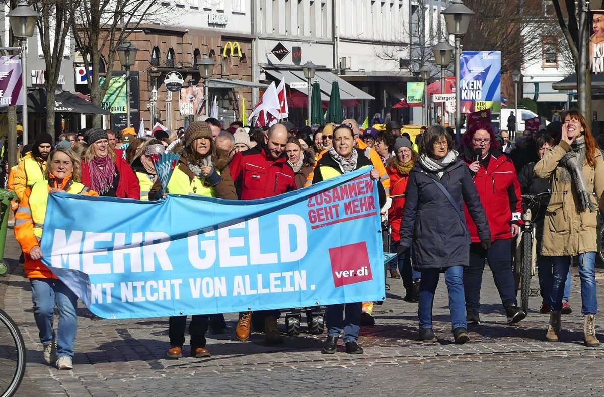 Bei einem Demozug durch die Offenburger Innenstadt machten die Bediensteten auf ihre Forderungen aufmerksam. Foto: Köhler