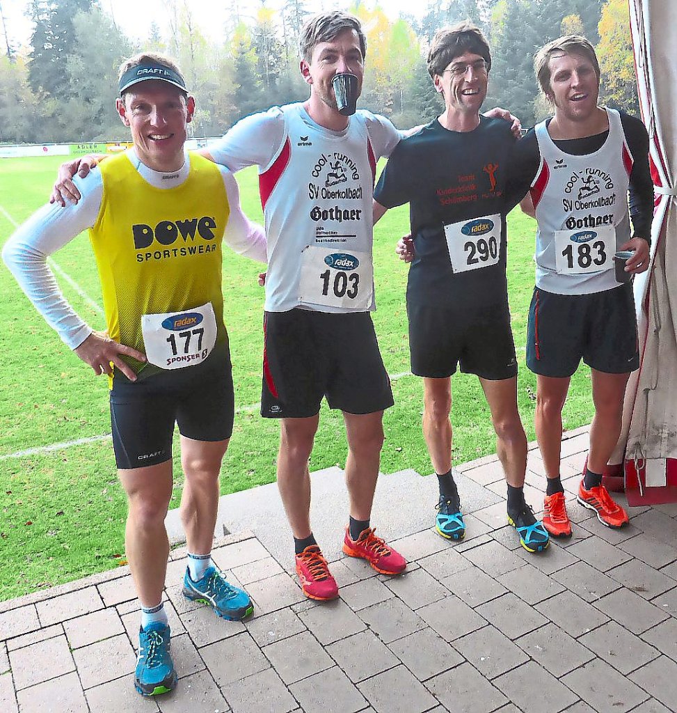 Lokalmatador Daniel Kirchenbauer (2. von links) holte sich den Sieg beim Oberkollbacher Cool-Runner-Berglauf  vor Roland Golderer (links), Sebastian Groteloh (2. von rechts) und Andreas Schwarzer (rechts).   Foto: Nothacker