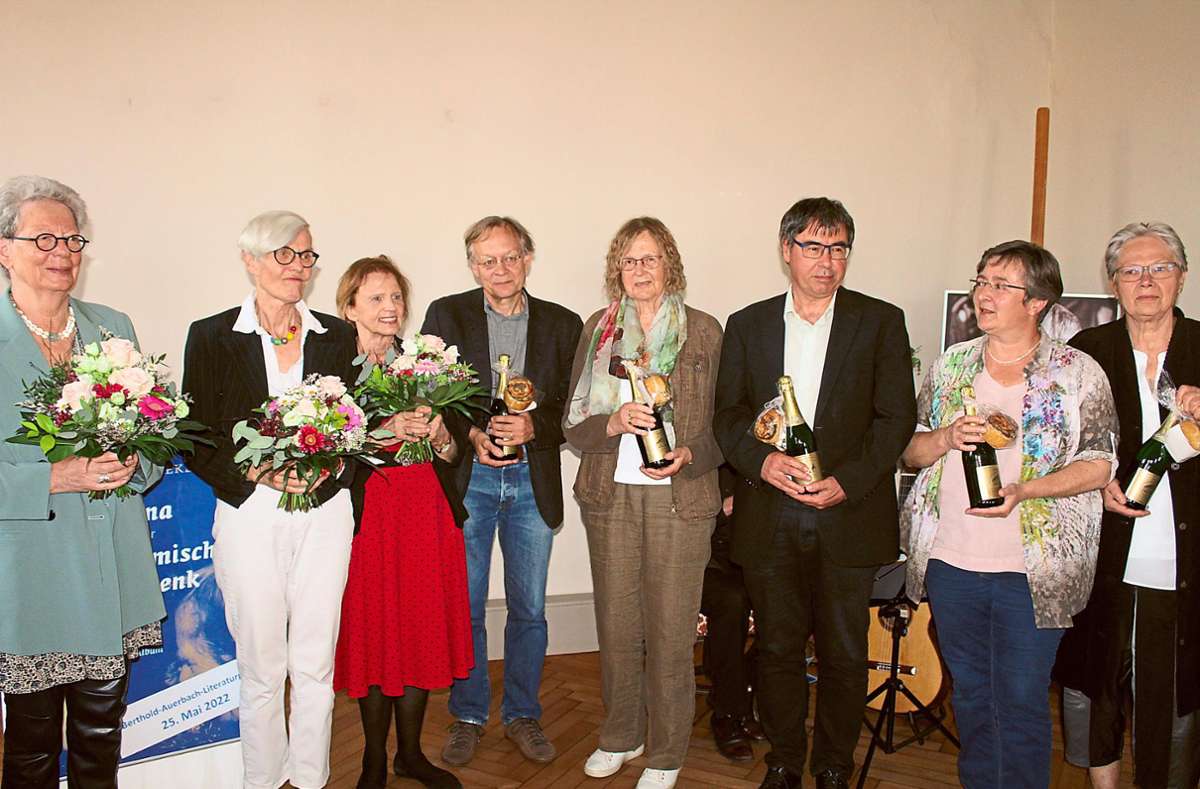 Die Jurymitglieder gemeinsam mit der Berthold-Auerbach-Literaturpreisträgerin Tina Stroheker.