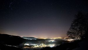 Die Nachtaufnahme vom Plettenberg hinab zeigt das nächtliche Lichtermeer im Tal. Schüler der Klasse 8b des Progymnasiums haben es für das Projekt ZiSch gemacht – und dafür nun einen Sonderpreis erhalten.   Foto: Astronomie-AG