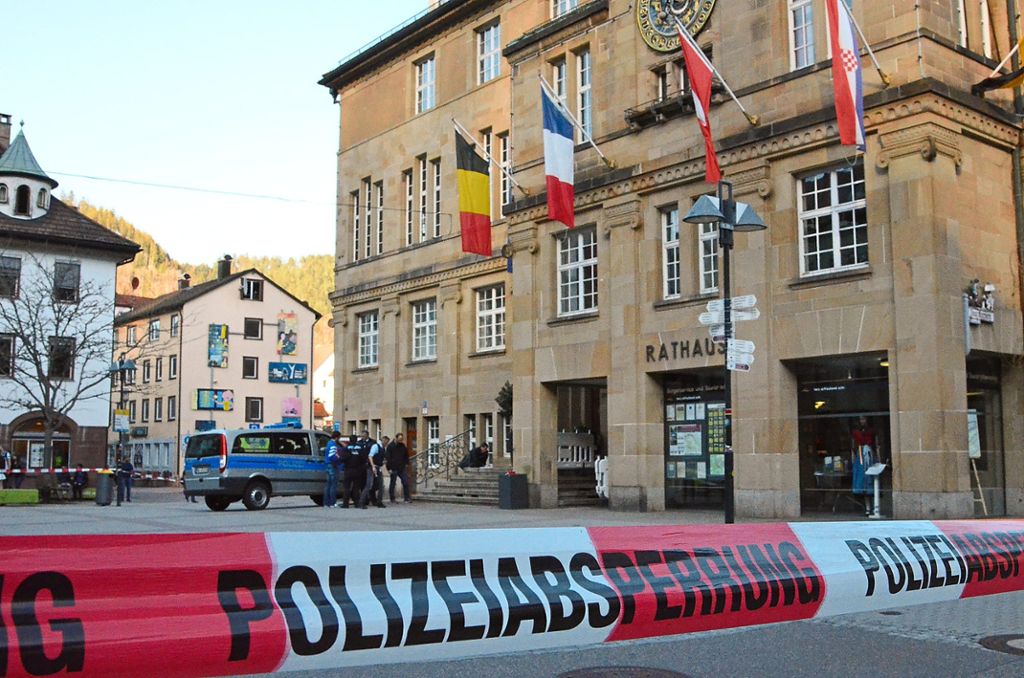 Nach der Attacke im Schramberger Rathaus am 20. März war der Vorplatz weiträumig abgesperrt worden. (Archivfoto)