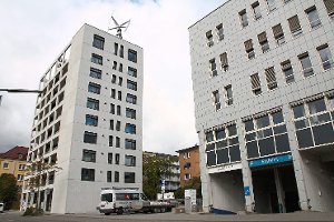 Ein Blickfang ist das Windrad auf dem Gebäude Güterstraße 30, in das – direkt neben dem Landratsamt – die Enzkreis-Zulassungsstelle einziehen wird. Foto: Schwarzwälder-Bote
