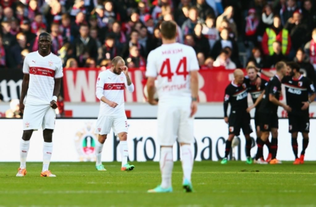 Hängende Köpfe bei den VfB-Profis nach dem 1:4 gegen  den FC Augsburg Foto: Getty