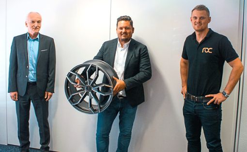 Christian Meinecke  von der Giti-Group, Tobias Haug Gründer  der Firma ROC in Freudenstadt und  Lukas Betz, Geschäftsführer  von ROC (von links).  Foto: ROC