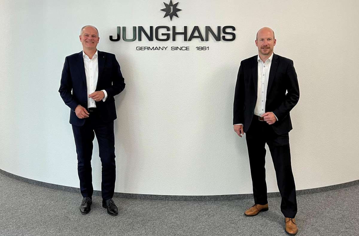 Hannes Steim (rechts) wird ab 1. Juni als geschäftsführender Gesellschafter bei der Firma Junghans tätig werden und Matthias Stotz (links) unterstützen. Foto: Convensis