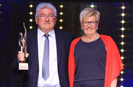 Schuon gewinnt den Großen Preis des Mittelstands: Theo Schuon und Ehefrau Doris nehmen die begehrte Preisträgerstatue entgegen. Foto: Kahle