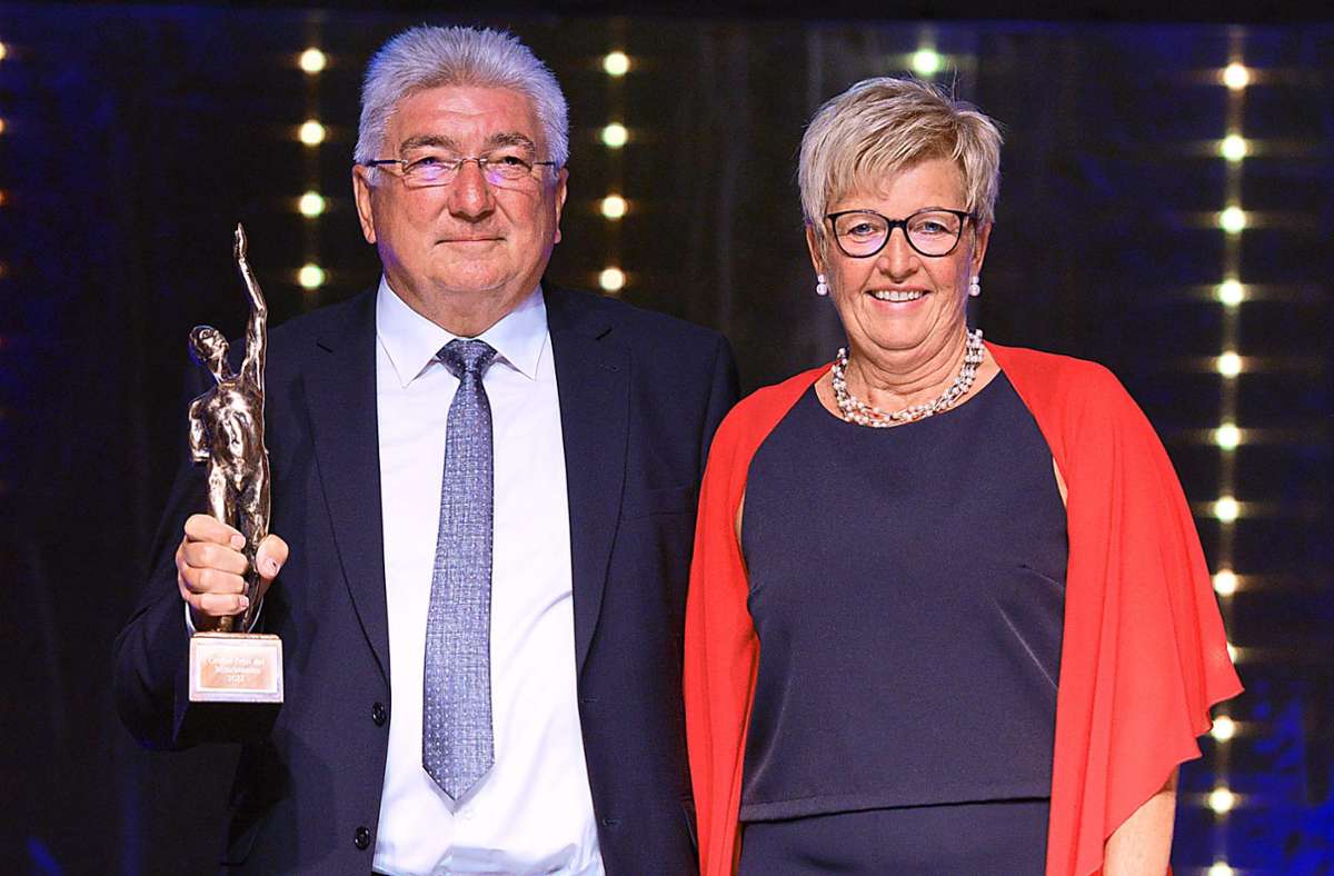 Schuon gewinnt den Großen Preis des Mittelstands: Theo Schuon und Ehefrau Doris nehmen die begehrte Preisträgerstatue entgegen. Foto: Kahle